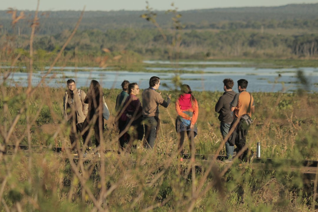 Gente en el lago